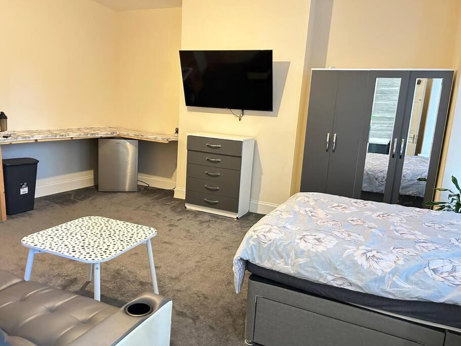 Ensuite Room With Private Bathroom At Walsall Bagian luar foto