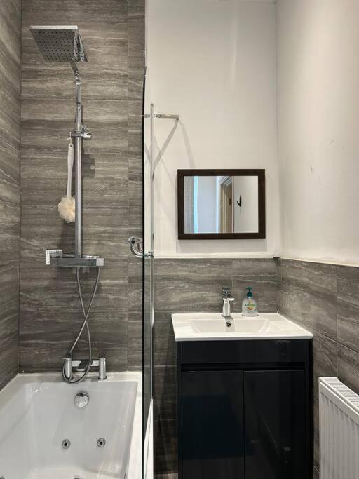 Ensuite Room With Private Bathroom At Walsall Bagian luar foto