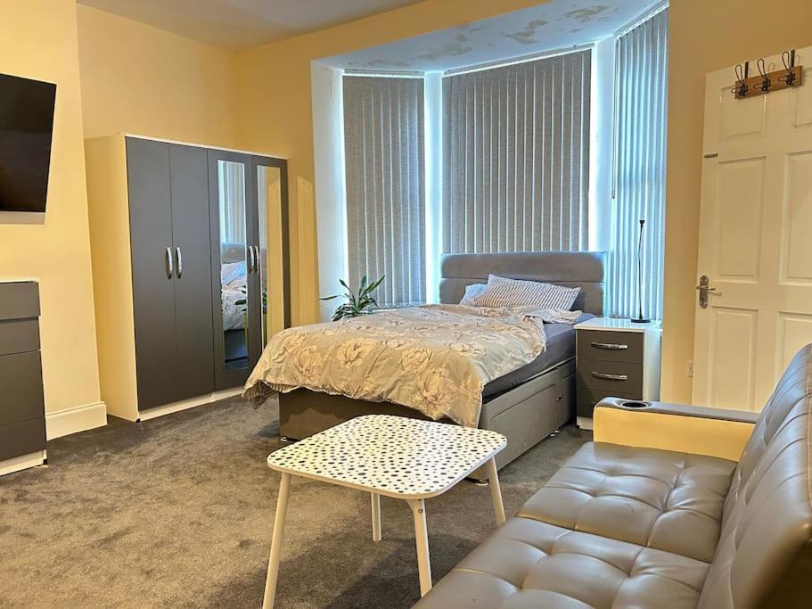 Ensuite Room With Private Bathroom At Walsall Bagian luar foto
